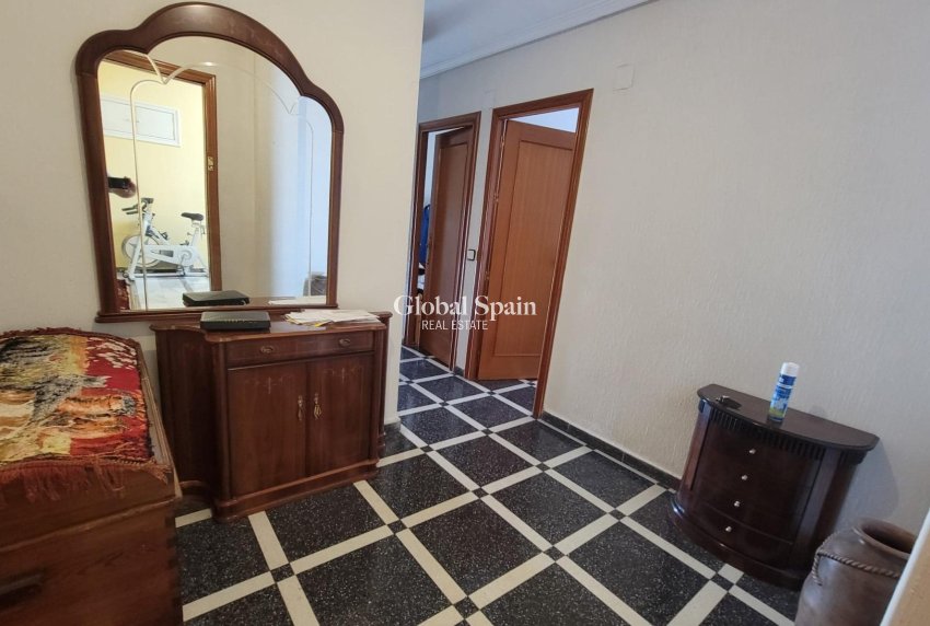 Wederverkoop - APPARTEMENT -
TORREVIEJA - Center