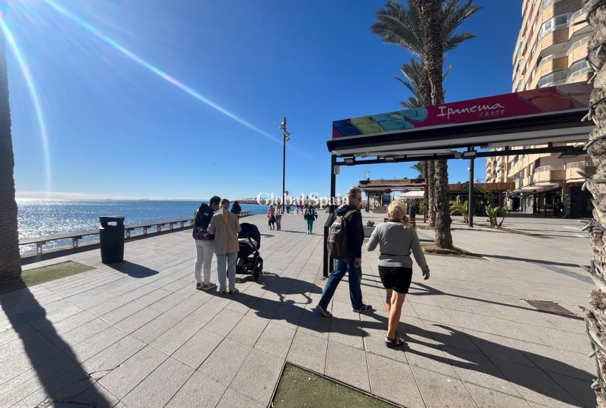 Wederverkoop - APPARTEMENT -
TORREVIEJA - Center