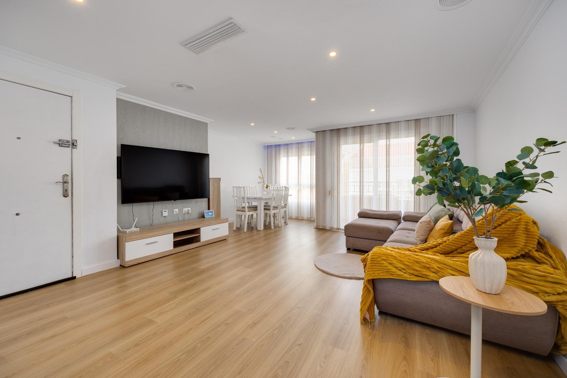 Wederverkoop - APPARTEMENT -
TORREVIEJA - Center