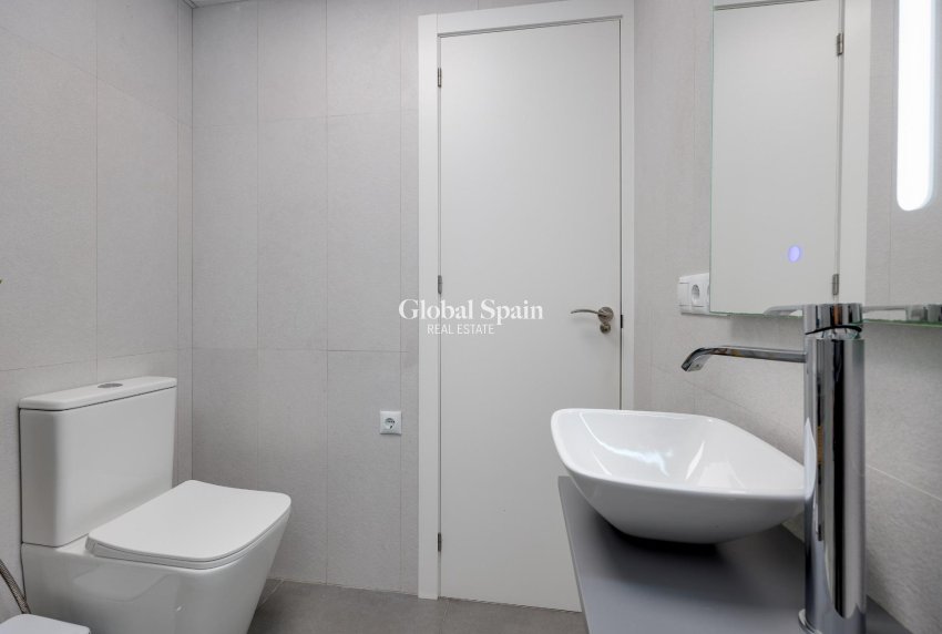 Wederverkoop - APPARTEMENT -
TORREVIEJA - Center