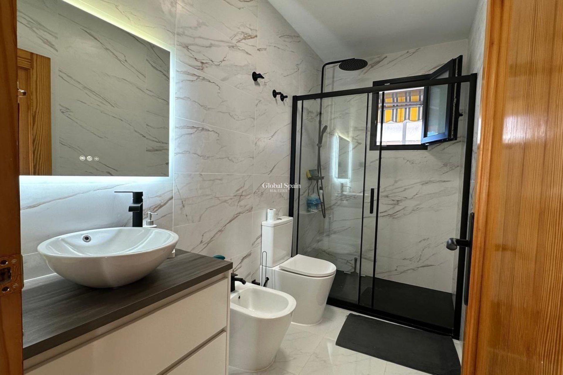 Wederverkoop - APPARTEMENT -
TORREVIEJA - Center