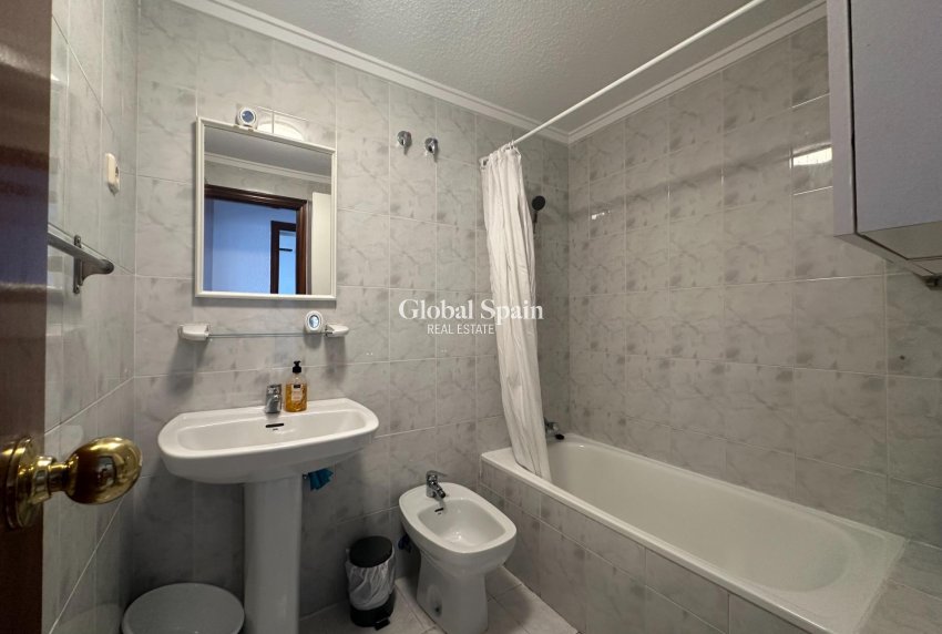 Wederverkoop - APPARTEMENT -
TORREVIEJA - Center