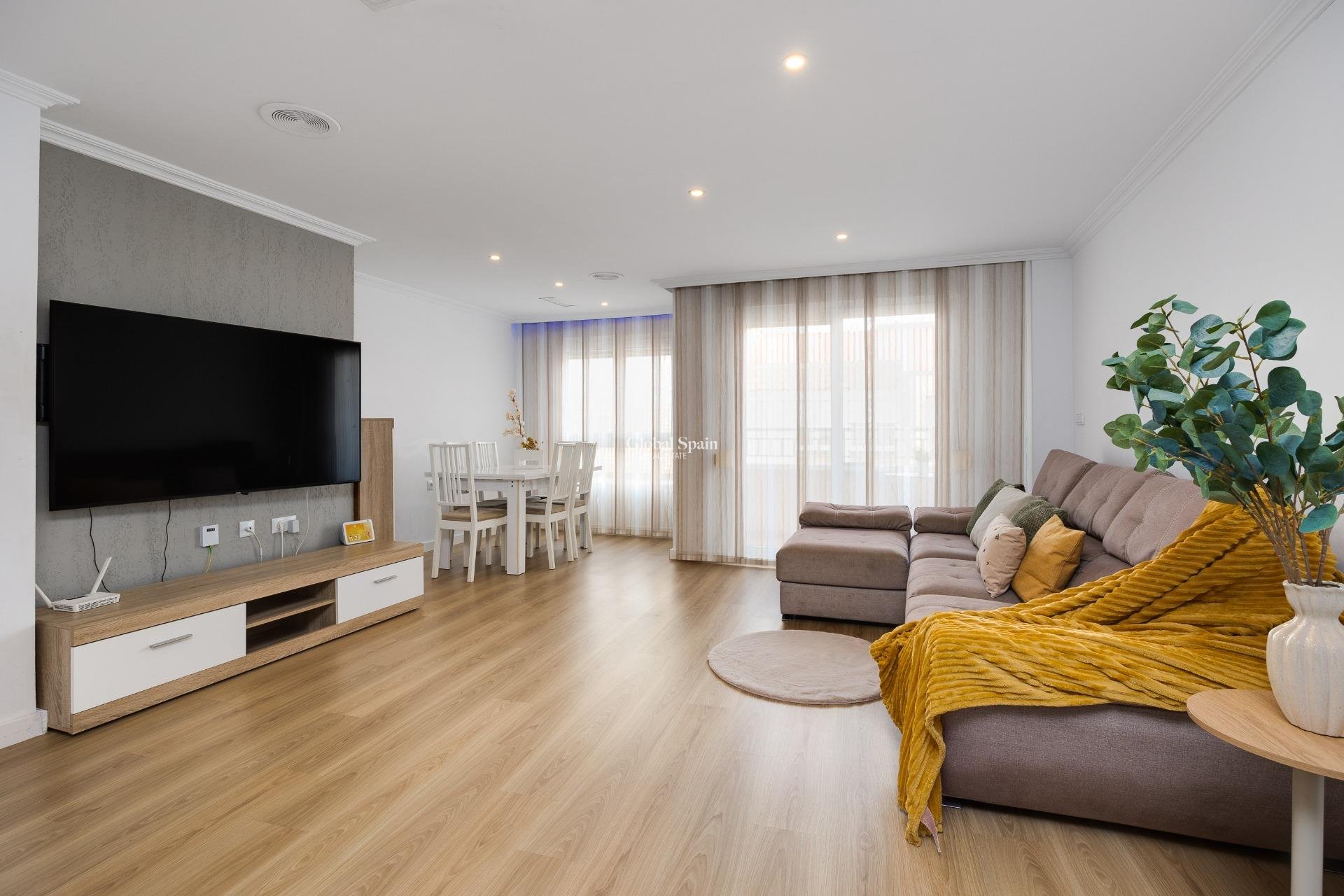 Wederverkoop - APPARTEMENT -
TORREVIEJA - Center