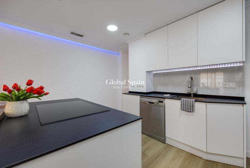 Wederverkoop - APPARTEMENT -
TORREVIEJA - Center