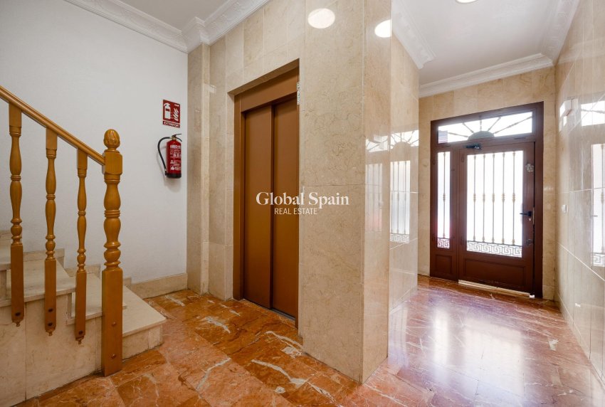 Wederverkoop - APPARTEMENT -
TORREVIEJA - Center