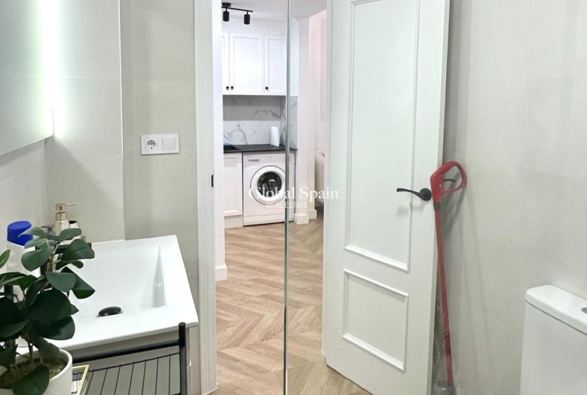 Wederverkoop - APPARTEMENT -
TORREVIEJA - Center