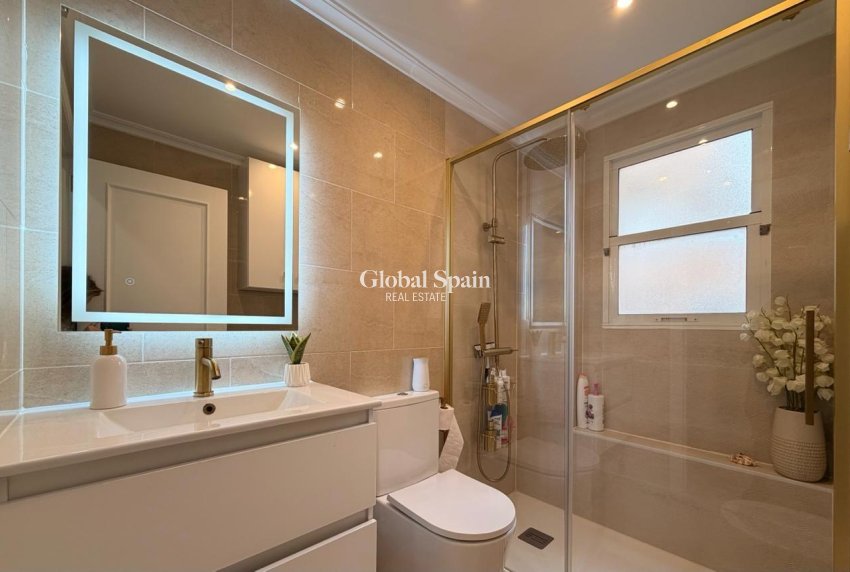 Wederverkoop - APPARTEMENT -
TORREVIEJA - Center