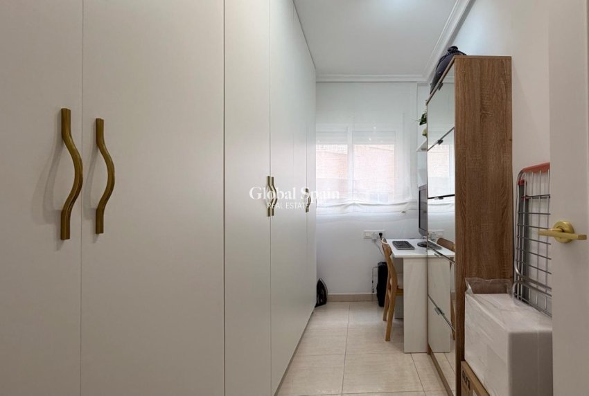 Wederverkoop - APPARTEMENT -
TORREVIEJA - Center