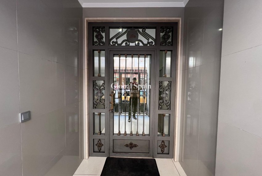 Wederverkoop - APPARTEMENT -
TORREVIEJA - Center