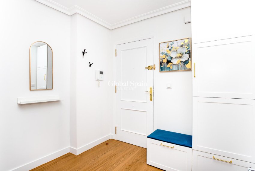 Wederverkoop - APPARTEMENT -
TORREVIEJA - Center