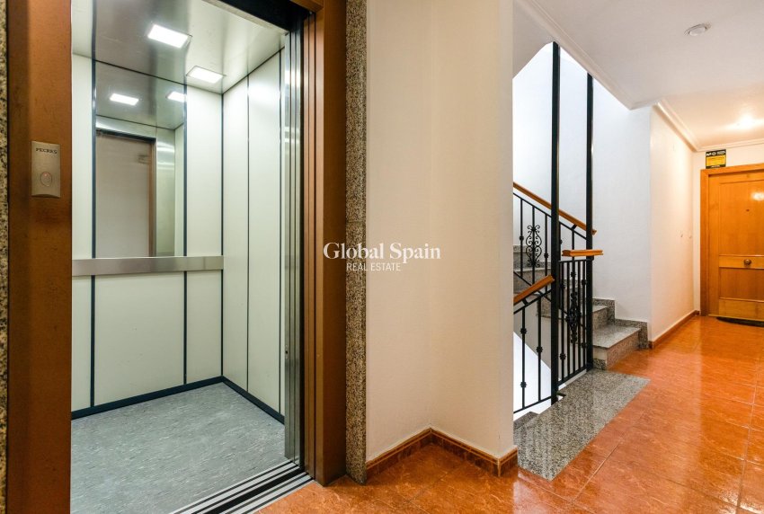 Wederverkoop - APPARTEMENT -
TORREVIEJA - Center