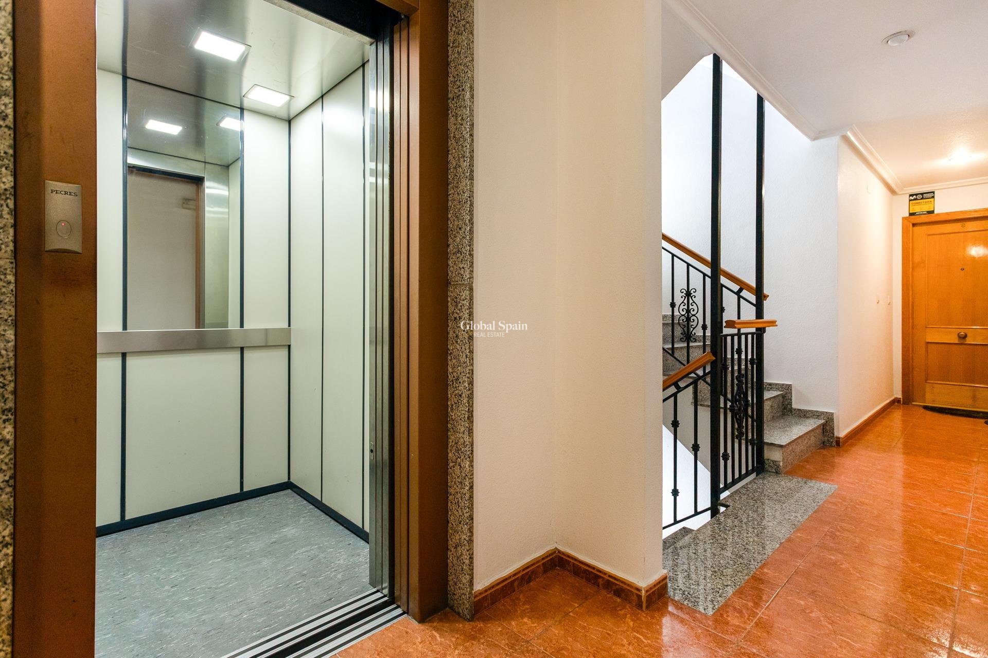 Wederverkoop - APPARTEMENT -
TORREVIEJA - Center