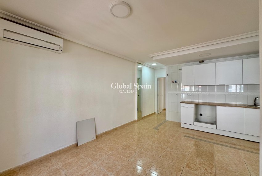 Wederverkoop - APPARTEMENT -
TORREVIEJA - Center