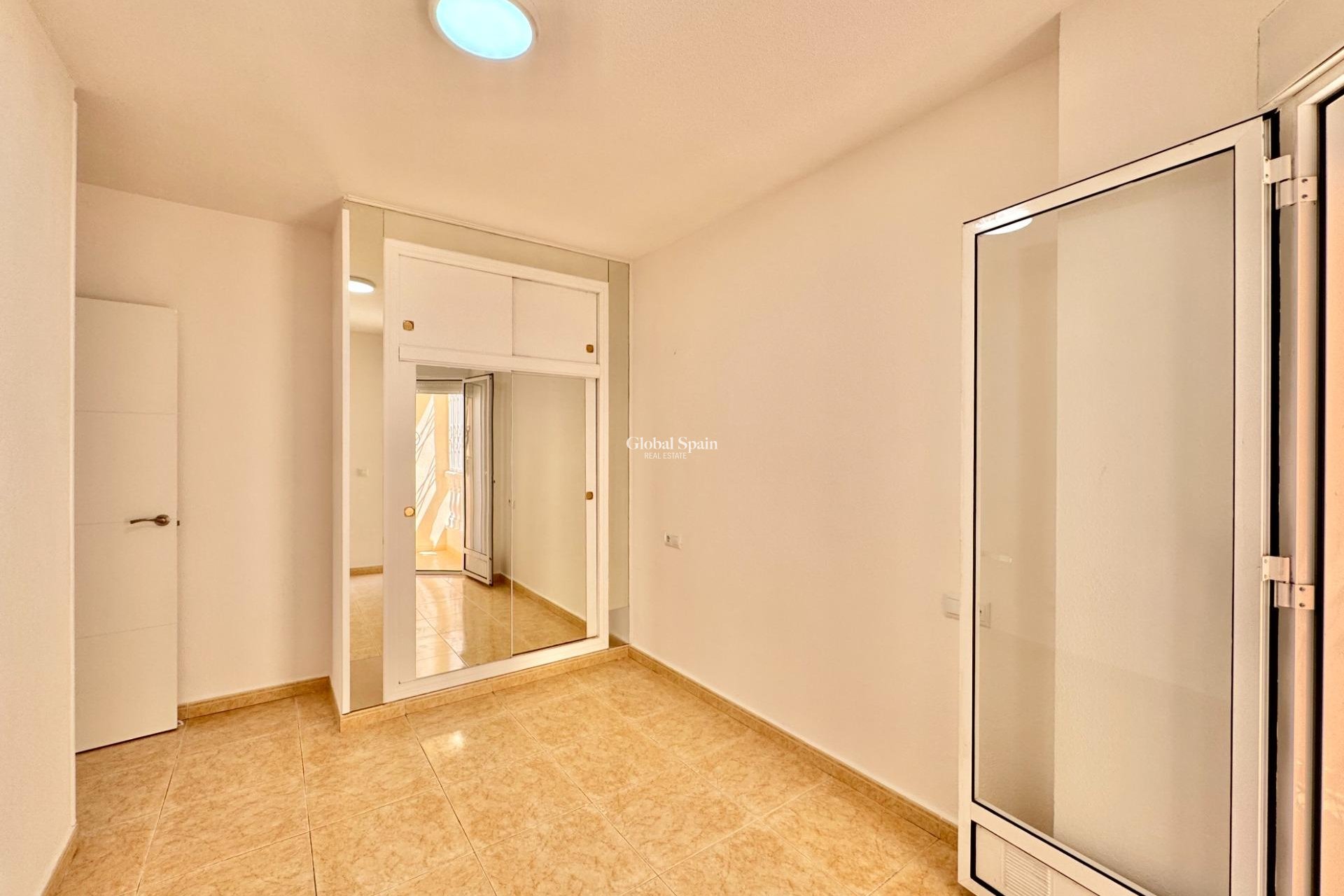 Wederverkoop - APPARTEMENT -
TORREVIEJA - Center
