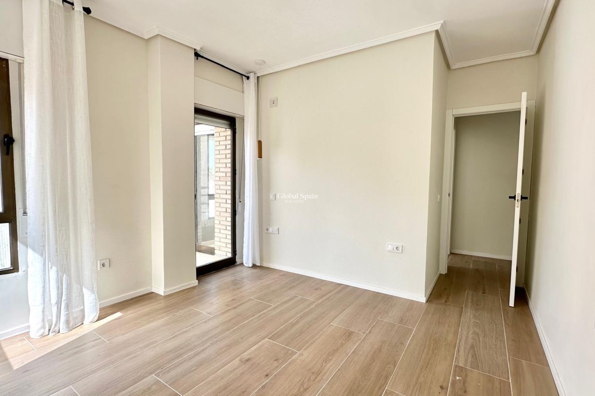 Wederverkoop - APPARTEMENT -
TORREVIEJA - Center