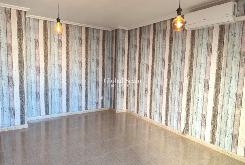 Wederverkoop - APPARTEMENT -
TORREVIEJA - Center