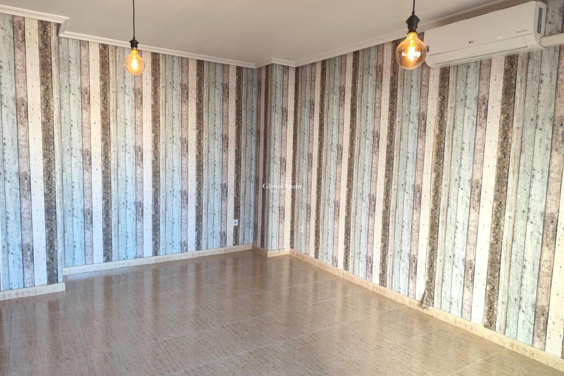 Wederverkoop - APPARTEMENT -
TORREVIEJA - Center