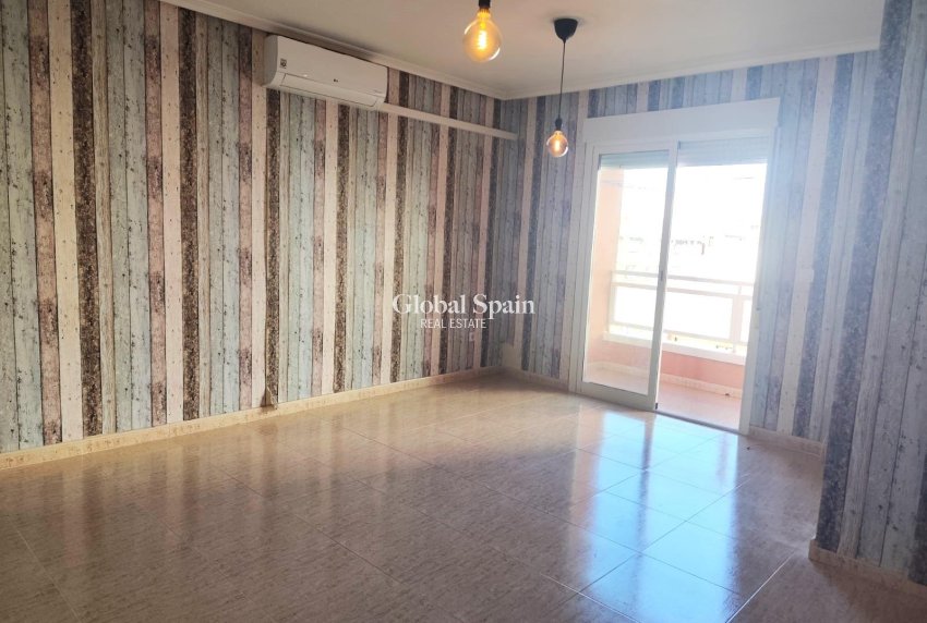 Wederverkoop - APPARTEMENT -
TORREVIEJA - Center