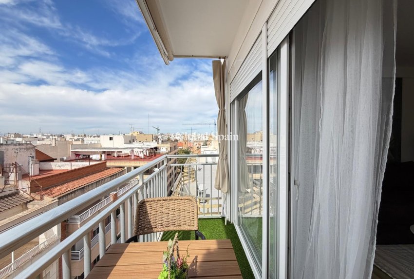 Wederverkoop - APPARTEMENT -
TORREVIEJA - Center
