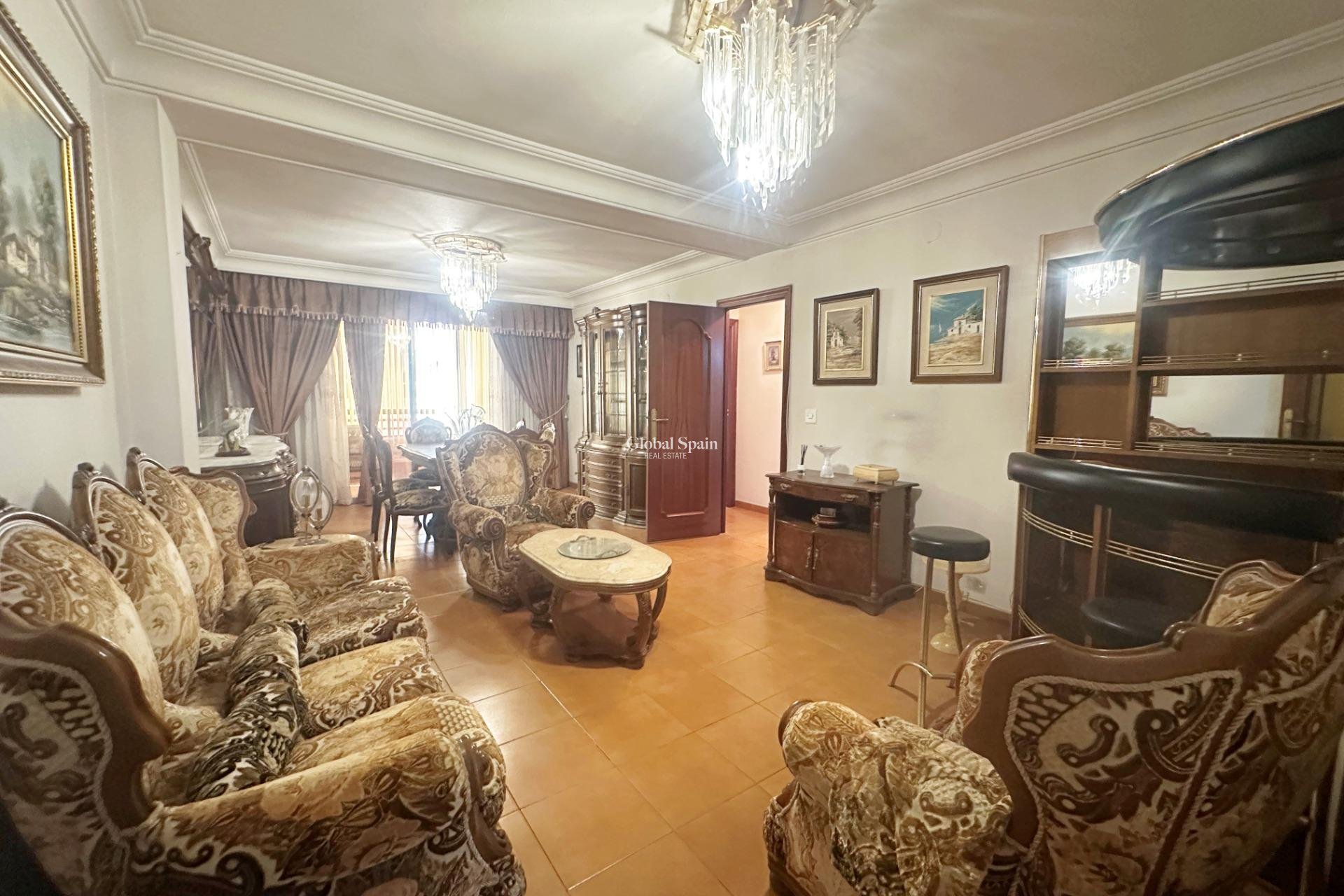 Wederverkoop - APPARTEMENT -
TORREVIEJA - Center