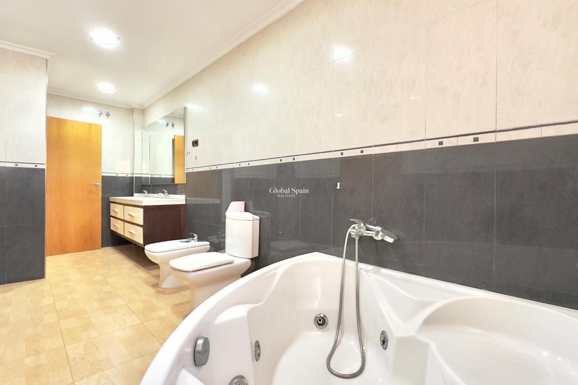 Wederverkoop - APPARTEMENT -
TORREVIEJA - Center