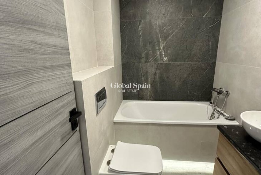 Wederverkoop - APPARTEMENT -
TORREVIEJA - Center