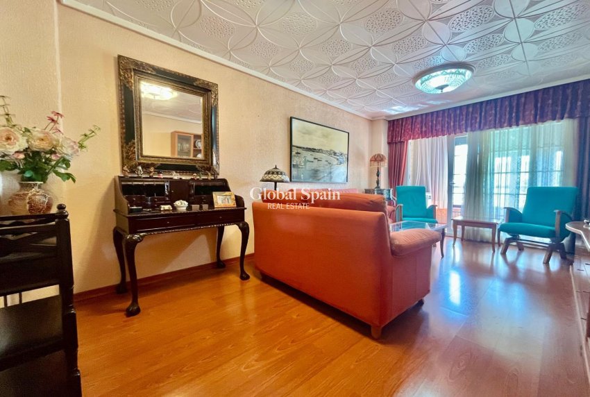 Wederverkoop - APPARTEMENT -
TORREVIEJA - Center