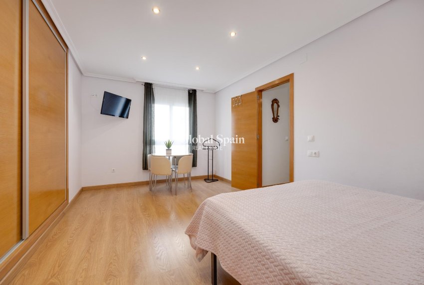 Wederverkoop - APPARTEMENT -
TORREVIEJA - Center