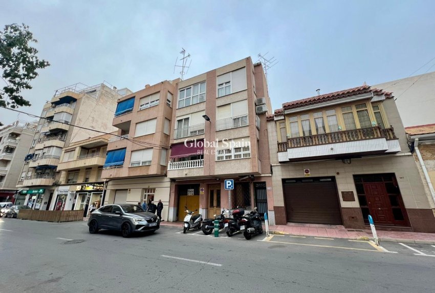 Wederverkoop - APPARTEMENT -
TORREVIEJA - Center