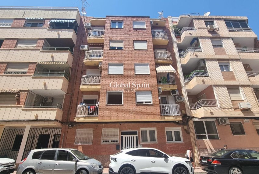 Wederverkoop - APPARTEMENT -
TORREVIEJA - Center