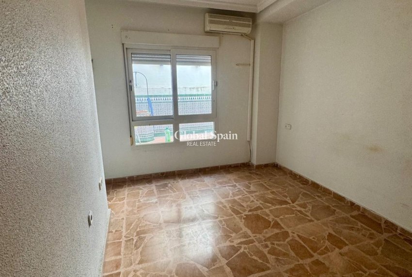 Wederverkoop - APPARTEMENT -
TORREVIEJA - Center