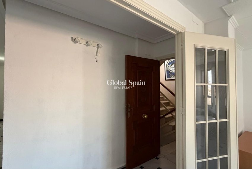 Wederverkoop - APPARTEMENT -
TORREVIEJA - Center