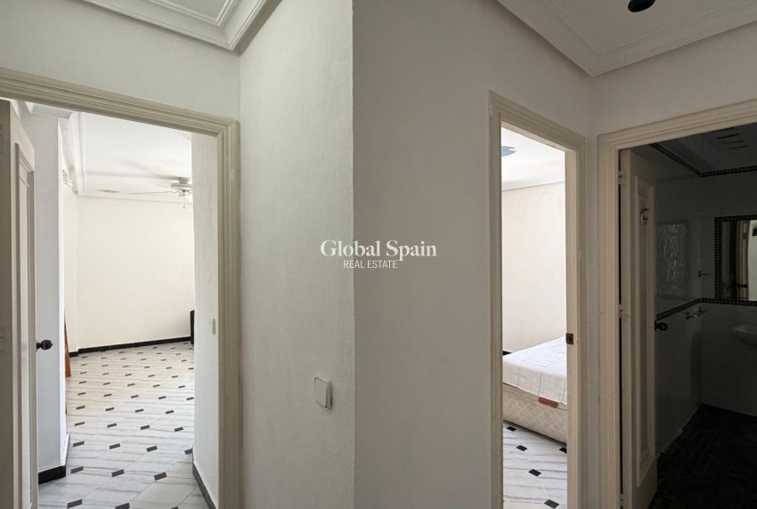 Wederverkoop - APPARTEMENT -
TORREVIEJA - Center