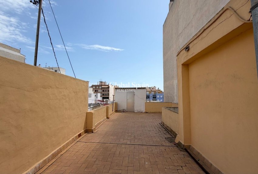 Wederverkoop - APPARTEMENT -
TORREVIEJA - Center
