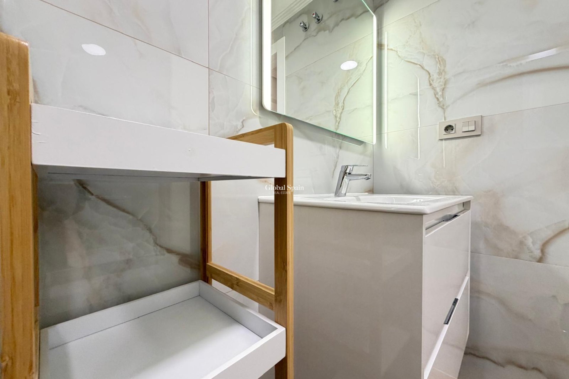 Wederverkoop - APPARTEMENT -
TORREVIEJA - Center