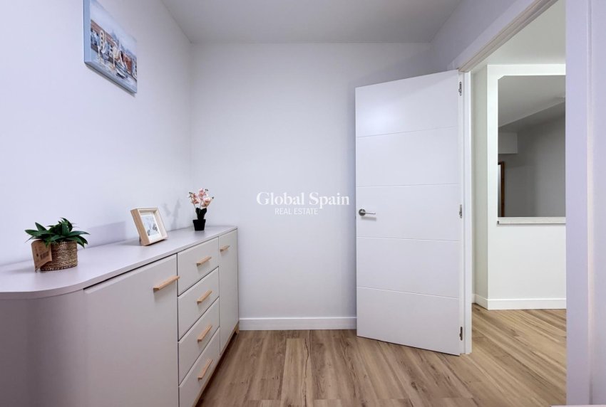 Wederverkoop - APPARTEMENT -
TORREVIEJA - Center