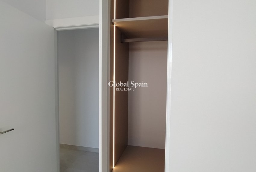 Wederverkoop - APPARTEMENT -
TORREVIEJA - CENTRE PLAYA DEL CURA LAS PISCINAS