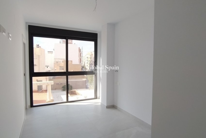 Wederverkoop - APPARTEMENT -
TORREVIEJA - CENTRE PLAYA DEL CURA LAS PISCINAS