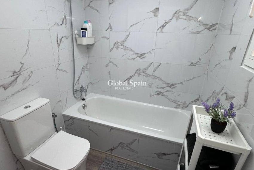 Wederverkoop - APPARTEMENT -
TORREVIEJA - Centro - Muelle Pesquero