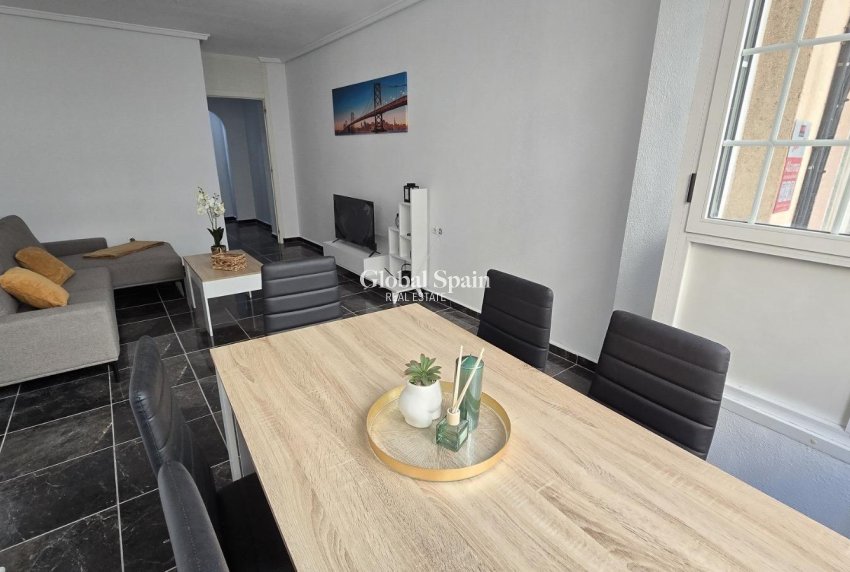Wederverkoop - APPARTEMENT -
TORREVIEJA - Centro - Muelle Pesquero
