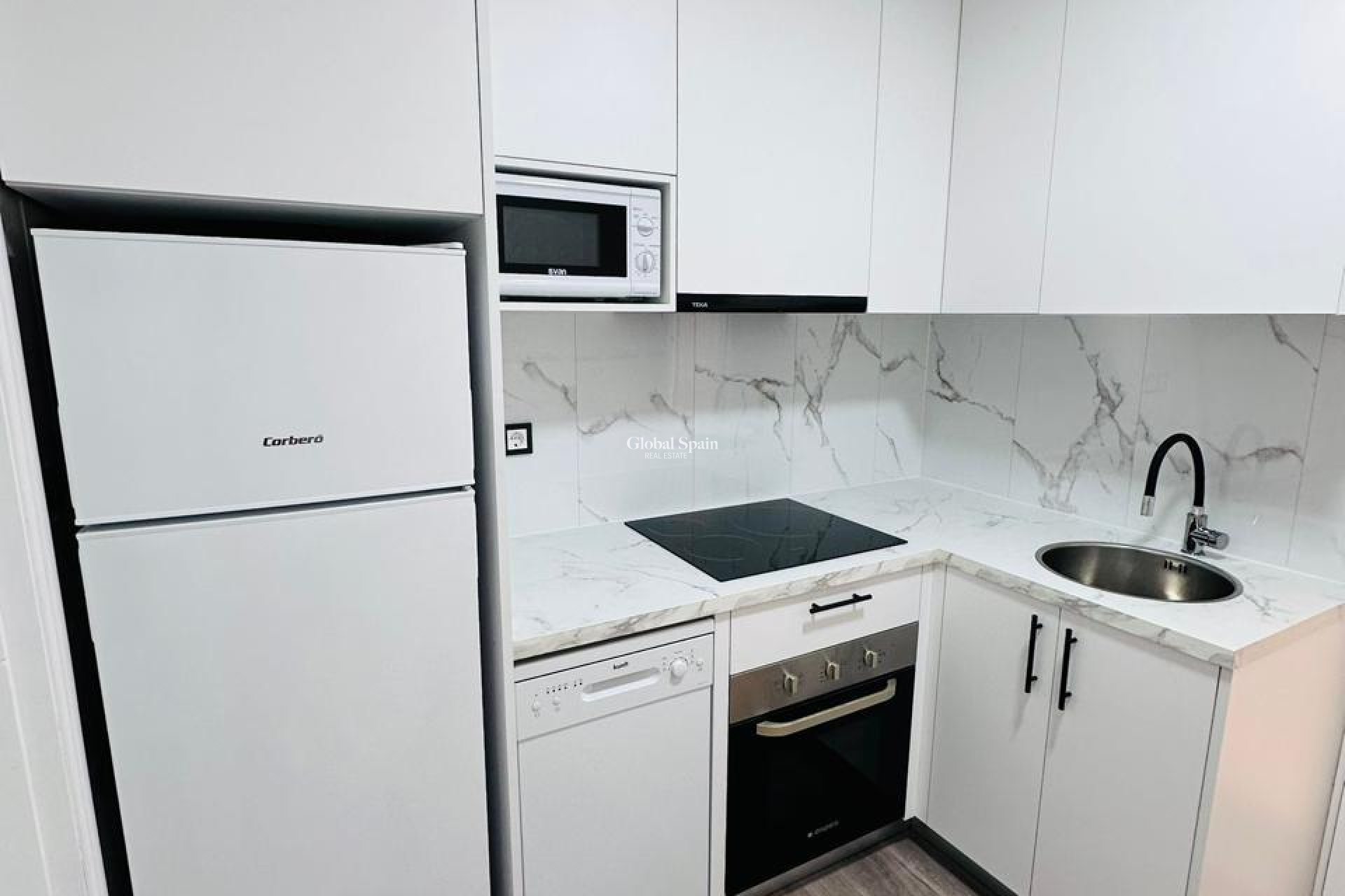 Wederverkoop - APPARTEMENT -
TORREVIEJA - Centro - Muelle Pesquero