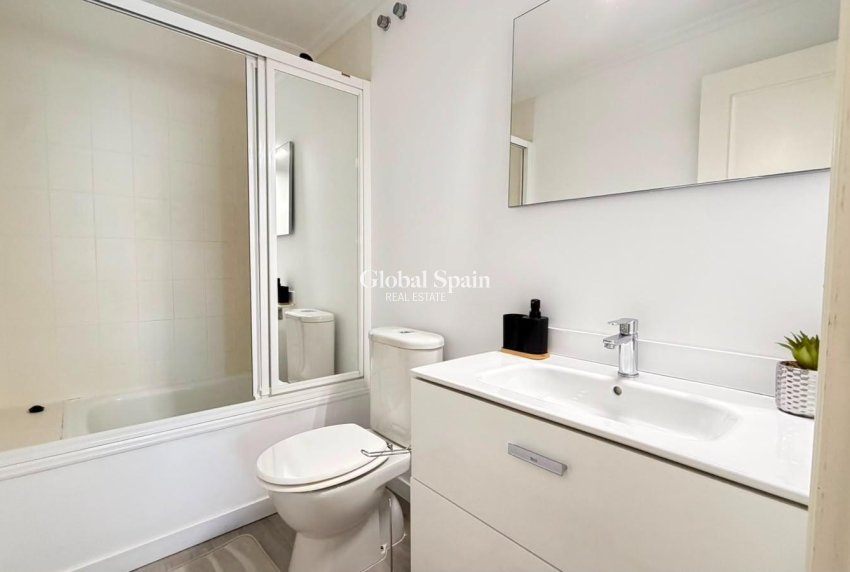Wederverkoop - APPARTEMENT -
TORREVIEJA - Centro - Muelle Pesquero