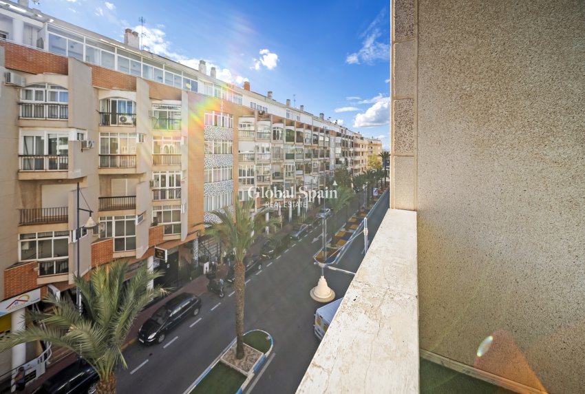 Wederverkoop - Appartement -
TORREVIEJA - Centro