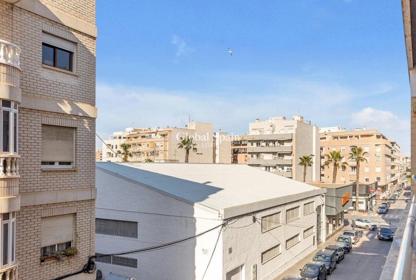 Wederverkoop - APPARTEMENT -
TORREVIEJA - Centro