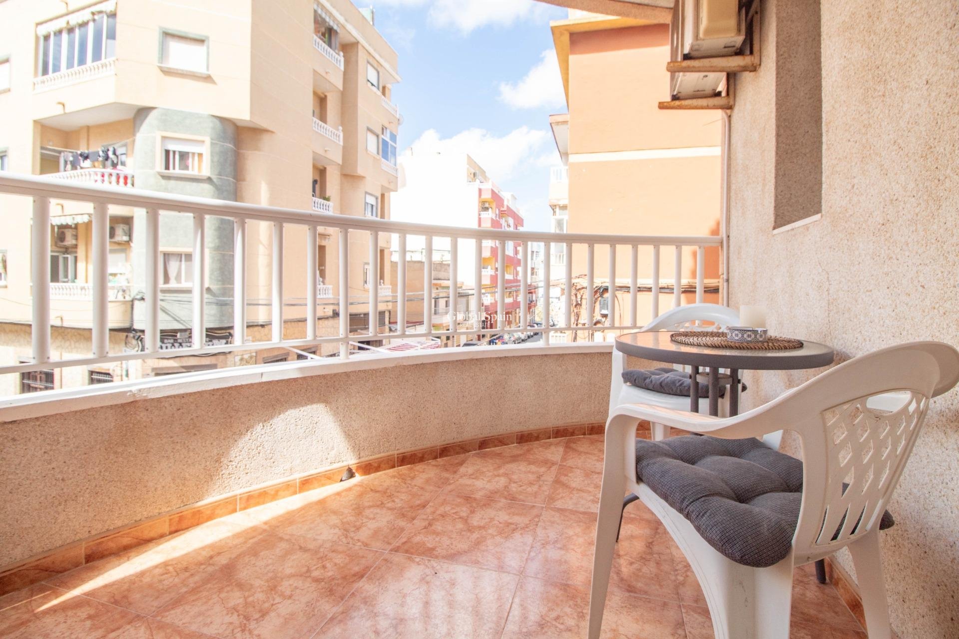 Wederverkoop - APPARTEMENT -
TORREVIEJA - Centro