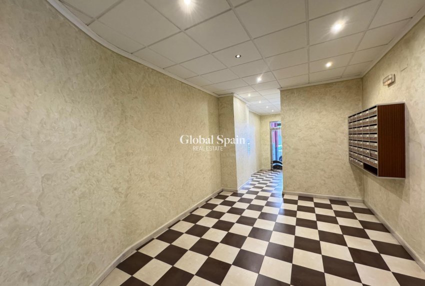 Wederverkoop - Appartement -
TORREVIEJA - Centro