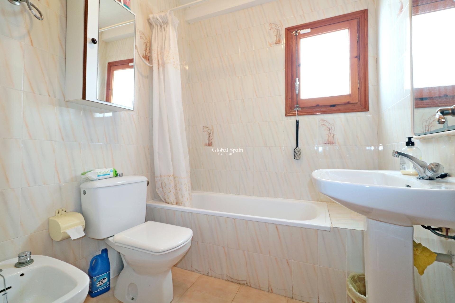 Wederverkoop - APPARTEMENT -
TORREVIEJA - El Acequión - Los Náufragos