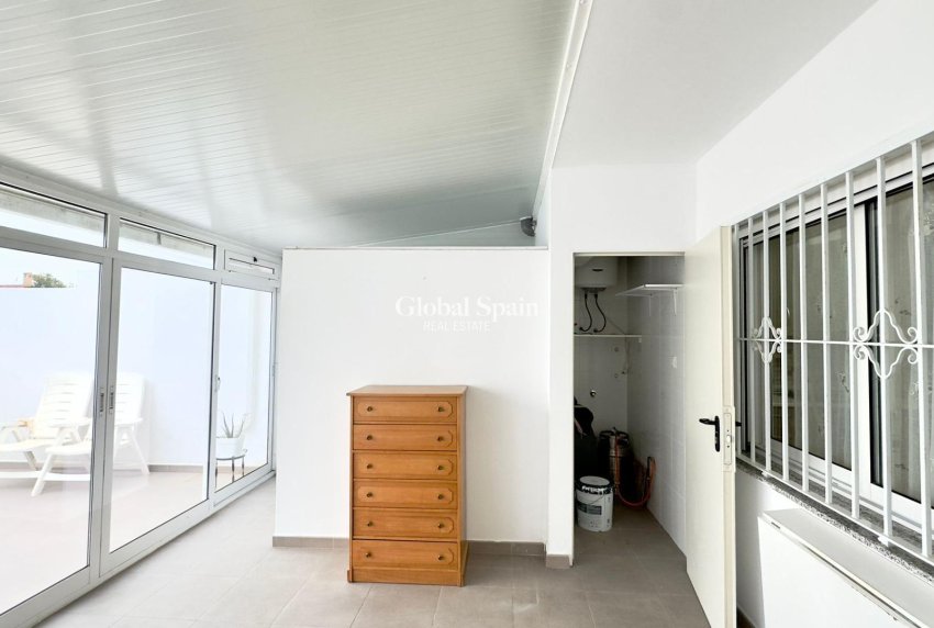 Wederverkoop - APPARTEMENT -
TORREVIEJA - El limonar