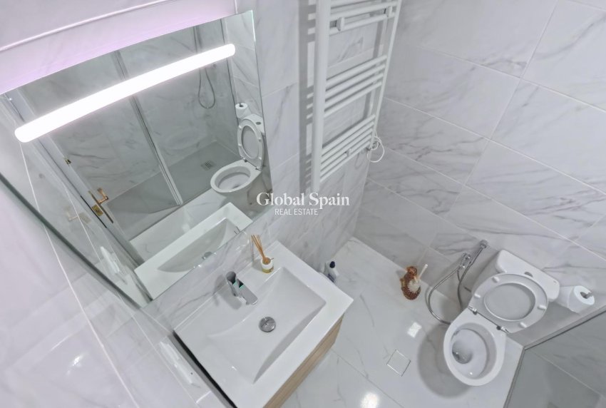 Wederverkoop - APPARTEMENT -
TORREVIEJA - El limonar