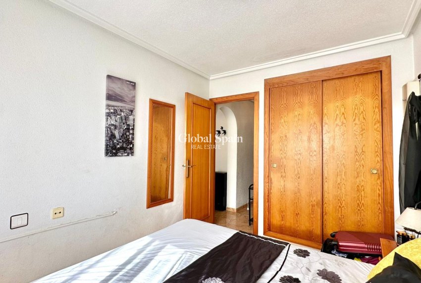 Wederverkoop - APPARTEMENT -
TORREVIEJA - El limonar